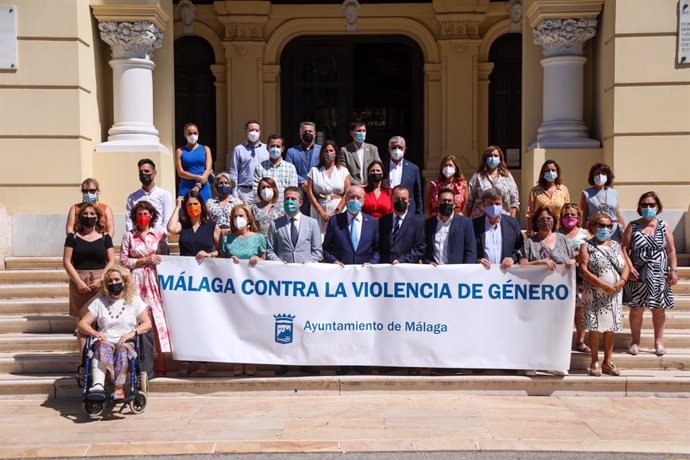 Fotografía de archivo de un minuto de silencio celebrado en Malaga capital este mes contra la violencia de género