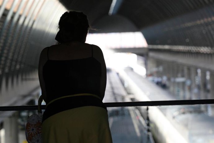 Archivo - Interior de una estación de trenes, foto de recurso