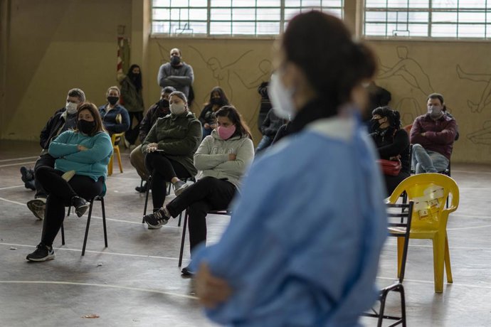 Archivo - 05 June 2021, Argentina, Firmat: People wait before receiving their coronavirus jabs at a medical makeshift centre. Photo: Patricio Murphy/ZUMA Wire/dpa