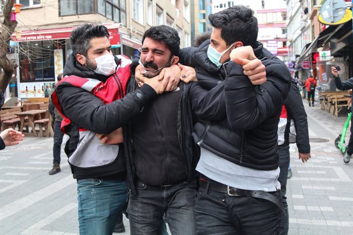 Archivo - 01 April 2021, Turkey, Istanbul: A protester being brutally arrested by police, during a demonstration in support of Bogazici University students. Photo: Hakan Akgun/SOPA Images via ZUMA Wire/dpa