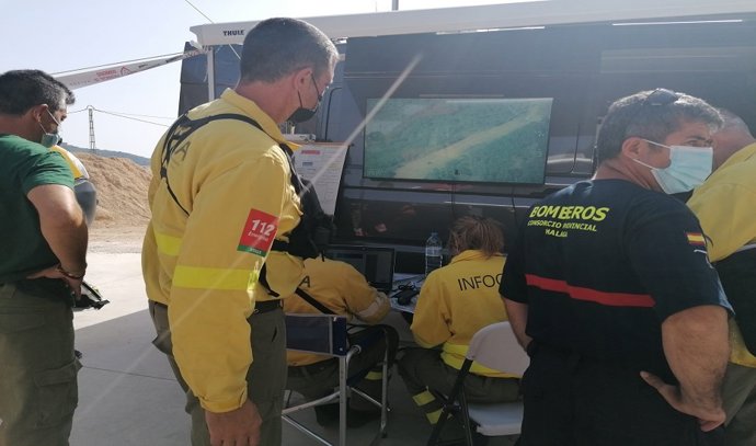 Imagen de archivo de efectivos de Infoca y de Bomberos del Consorcio Provincial de Málaga en un incendio forestal en la provincia