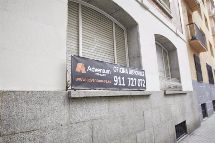 Archivo - Cartel de oficinas disponibles en el centro de Madrid (España), a 4 de marzo de 2021.