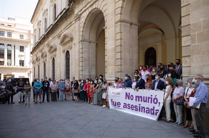 Archivo - El delegado de Gobierno en Andalucía, Pedro Fernández (c), en una foto de archivo en una concentración contra un crimen de violencia machista.