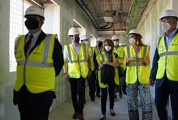 Autoridades en la visita a las obras de la nueva Facultad de Filosofía y Letras de la Universidad de Zaragoza, en la capital aragonesa.