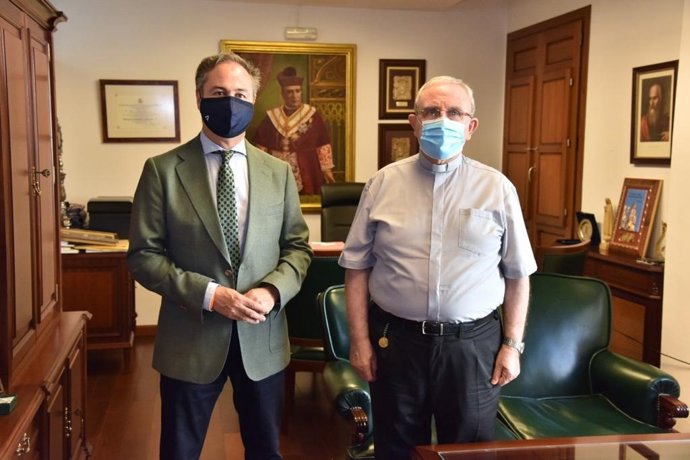 El delegado territorial de Turismo de la Junta en Córdoba, Ángel Pimentel (izda.), y el deán del Cabildo, Manuel Pérez Moya.