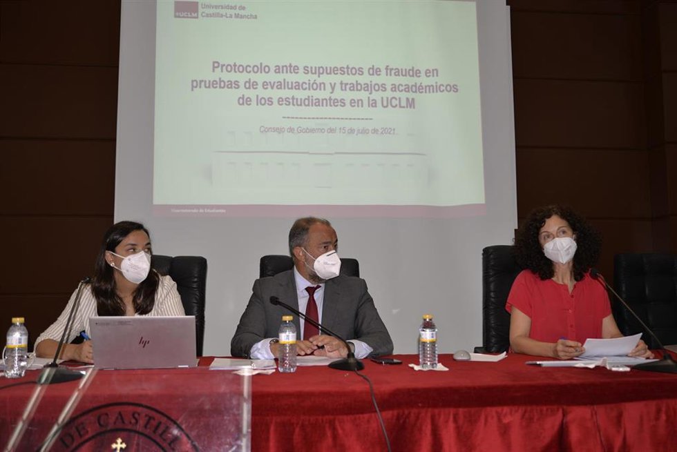 La vicerrectora de Estudiantes, Ángeles Carrasco,