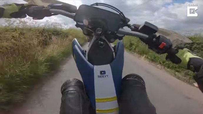 La cámara del casco de este motociclista capturó la caída producida después de fallar haciendo un caballito