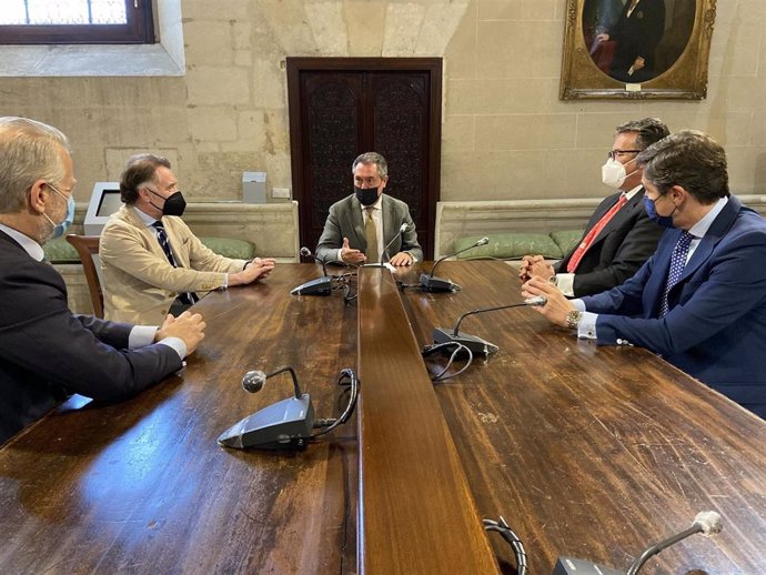 El alcalde de Sevilla, Juan Espadas, ha mantenido una reunión con una representación del consejo de administración de Abengoa