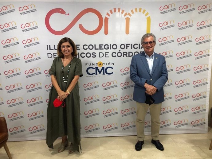 La delegada territorial de Salud y Familias de la Junta, María Jesús Botella, y el presidente del Colegio de Médicos de Córdoba, Bernabé Galán.