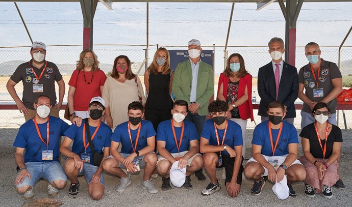 El consejero Javier Imbroda junto a los participantes en la final del concurso Cansat de la Agencia Espacial Europea.