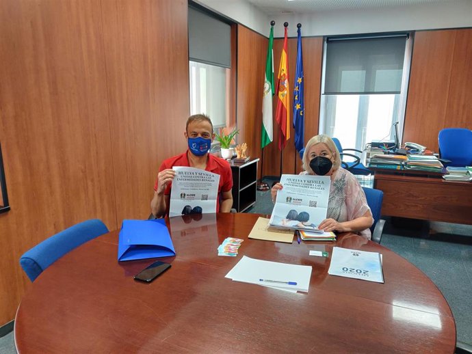 Reunión de la delegada de Salud de Huelva, Manuela Caro, con la Asociación Alcer Giralda.
