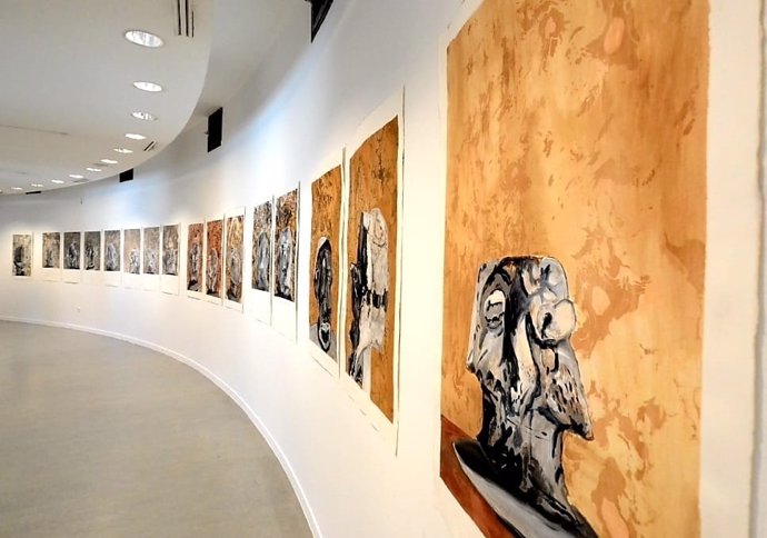 El artista Pedro Calhau expone desde este jueves y hasta el 30 de octubre la muestra 'Do inegostável' en el Museo Extremeño e Iberoamericano de Arte Contemporáneo de Badajoz (MEIAC).