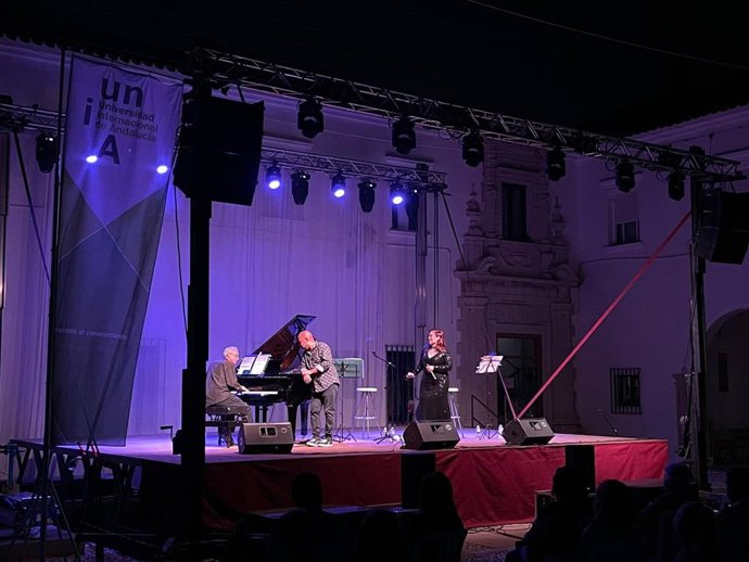 Los artistas Alexis Díaz-Pimienta, Mar Venzal y David Lenker en las noches de conciertos de la UNIA en La Rábida.