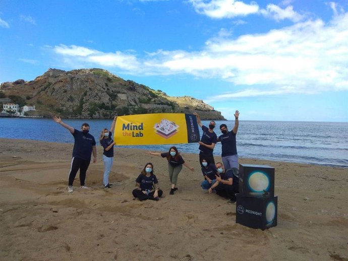MEDNIGHT LLEVA LA CIENCIA A LA PLAYA DE VALNCIA CON 'MIND THE LAB'