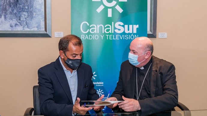 El director general de Radio y Televisión de Andalucía (RTVA), Juan de Dios Mellado, y el obispo de Guadix (Granada) y delegado para los medios de comunicación en la Asamblea de Obispos del Sur, Francisco Jesús Orozco, firman un convenio de colaboración.