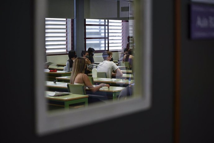 Archivo - Varios estudiantes, hacen uno de los exámenes de la selectividad 2021 en la Universidad Politécnica de Valencia