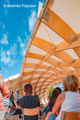 Aulario exterior con estructura innovadora de madera