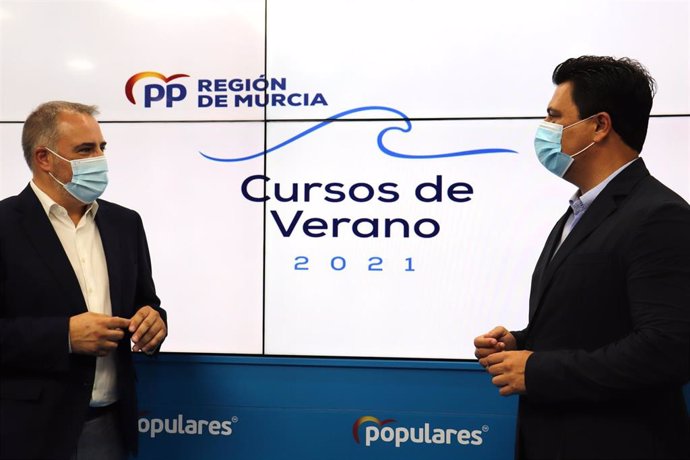El secretario general del PP, José Miguel Luengo, junto con el secretario de Organización del PP, Francisco Abril