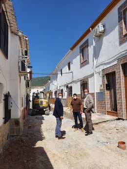 El delegado de Regeneración, Justicia y Administración Local de la Junta en Granada, Enrique Barchino,  ha visitado Íllora para conocer las obras ejecutadas con cargo al PFEA y las actuaciones realizadas en infraestructuras dañadas por la DANA.
