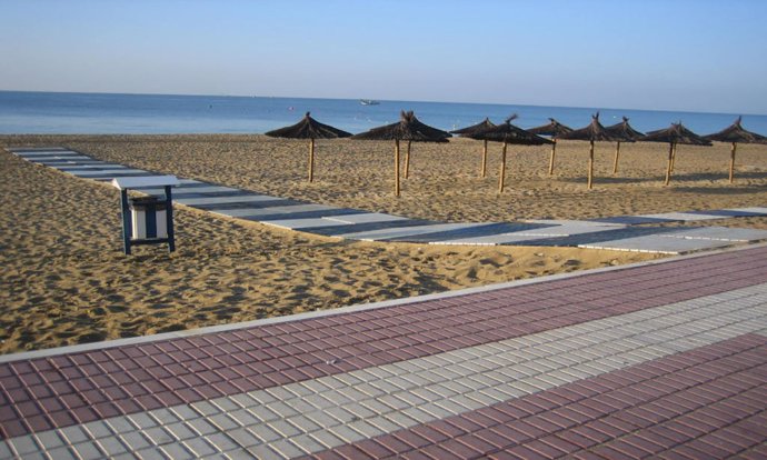 Archivo - Playa Central de Isla Cristina (Huelva)