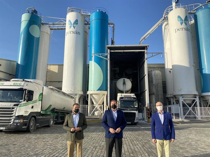 Fotografía del delegado del Gobierno de la Junta de Andalucía en Sevilla, Ricardo Sánchez, el vicepresidente de la Confederación de Empresarios de Sevilla (CES) , Antonio Montero y el vicepresidente de Persán, Javier Moya