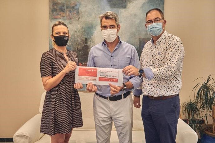 El alcalde, Victor Navas, en el centro de la imagen, informa de que el autobús municipal será gratuito en Benalmádena