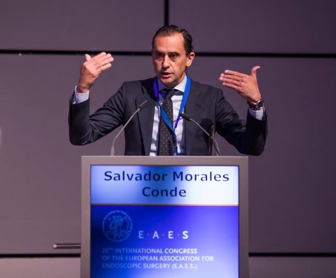 El cirujano Salvador Morales Conde en la toma de posesión como presidente de la Asociación Europea de Cirugía endoscópica.