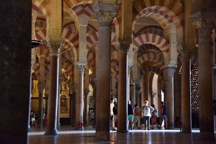 Archivo - Turistas en el interior de la Mezquita-Catedral de Córdoba.