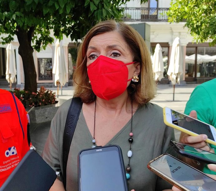 La delegada de Salud y Familias de la Junta en Córdoba, María Jesús Botella, atiende a los periodistas.