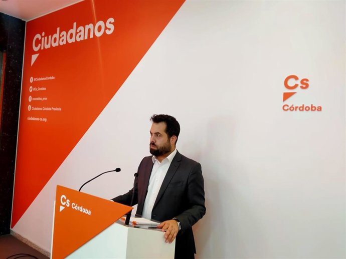 El coordinador de Cs en Córdoba, Fran Carrillo, en rueda de prensa.