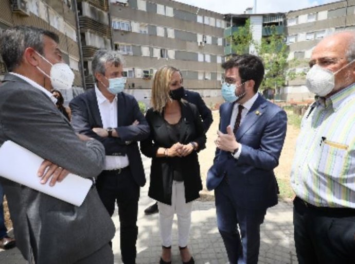 El presidente de la Generalitat, Pere Aragons, durante la seva visita el jueves 15 de julio de 2021 a domicilios afectados por el amianto en Badia del Valls (Barcelona).