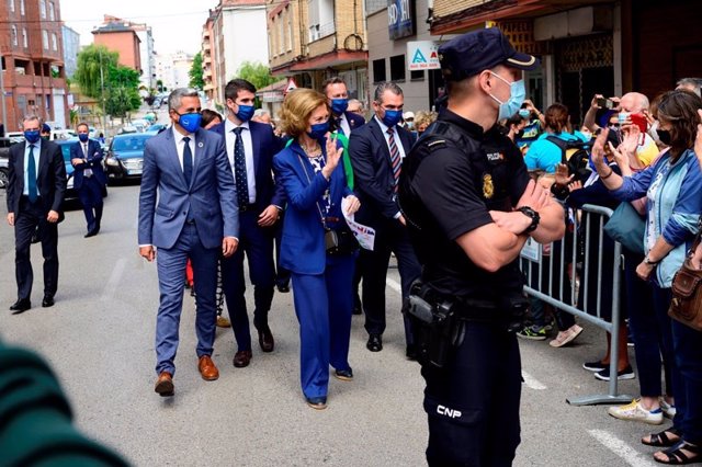 La Reina Sofía saludando al público congregado en el exterior del Banco de Alimentos de Cantabria.