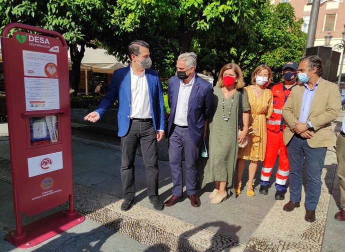 Bellido (izda.), junto a responsables de B+SAFE y resto de autoridades, en la presentación del nuevo tótem equipado con un desfibrilador.