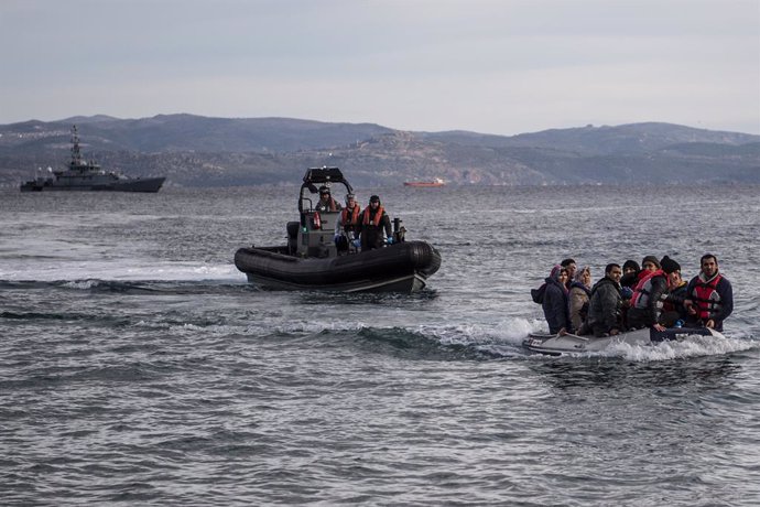 Archivo - 28 February 2020, Greece, Lesbos: A lifeboat with refugees arrives on the Greek island of Lesbos, next to the patrol boat of the British border troops HMC Valiant, which is part of the Frontex mission. Photo: Angelos Tzortzinis/dpa