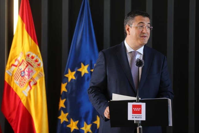 El presidente del Comité Europeo de las Regiones, Apostolos Tzitzikostas, interviene en una rueda de prensa durante su visita al Hospital Enfermera Isabel Zendal de Madrid, a 24 de junio de 2021, en Madrid (España). El hospital, fue construido en 100 dí
