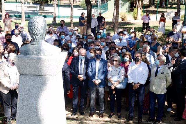 El presidente de la Junta de Andalucía, Juanma Moreno, en el homenaje en memoria del concejal malagueño José María Martín Carpena, asesinado el 15 de julio de 2000 por ETA.