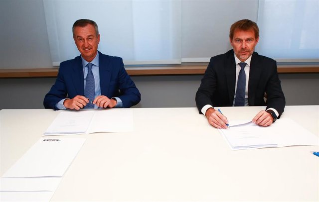 El consejero director general de MoraBanc, Lluís Alsina, y el consejero delegado de Banco Sabadell, César González-Bueno, durante la firma del acuerdo.