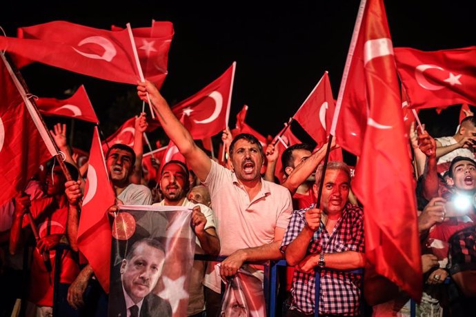 Archivo - Manifestación contra el intento de golpe militar en Turquía