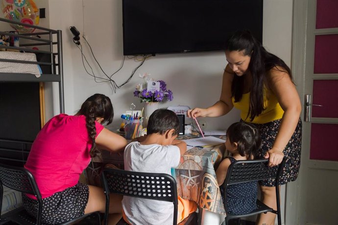 Save the Children atiende a una mijar y a sus tres hijos en sus programas de acción social en Valncia.