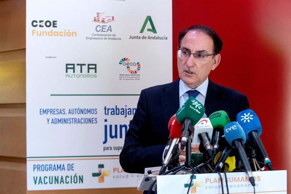 Fotografía de las declaraciones del presidente de CEA, Javier González de Lara.
