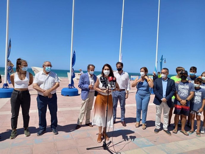 La delegada territorial de Turismo de la Junta en Cádiz, María Jesús Herencia, durante el izado de la Bandera Azul en la playa de La Barrosa.