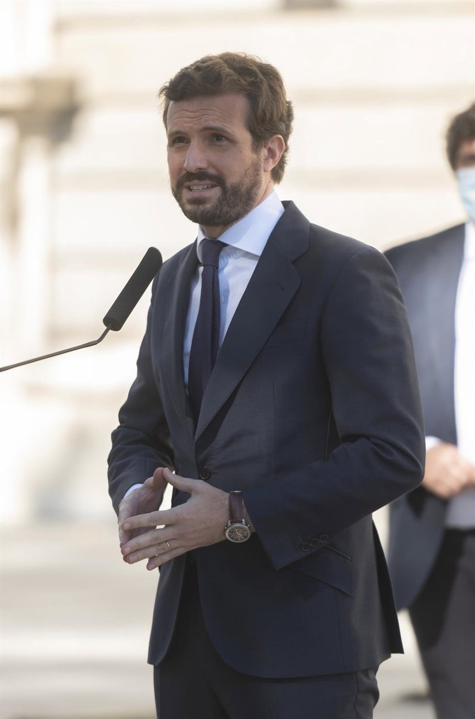 Archivo - El presidente del PP, Pablo Casado, hace declaraciones a los medios tras la celebración del acto de homenaje de Estado a las víctimas  del Covid y al personal sanitario en el Palacio Real. En Madrid, a 15 de julio de 2021.