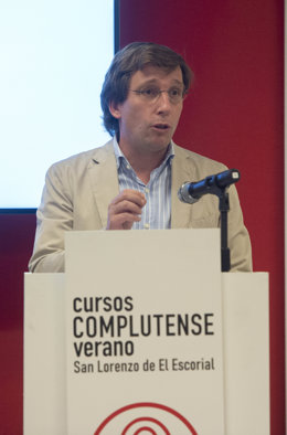 El alcalde de Madrid, José Luis Martínez-Almeida, clausura el curso 'Turismo, el impulso de España' dentro de la programación de los Cursos de Verano de la Universidad Complutense, en el Real Centro Universitario Escorial-María Cristina de El Escorial, 