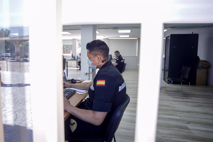 Archivo - Un militar de la UME trabaja en su puesto el mismo día de la presentación de la Operación Baluarte, en la Base Aérea de Torrejón de Ardoz, Madrid (España), a 11 de septiembre de 2020. 