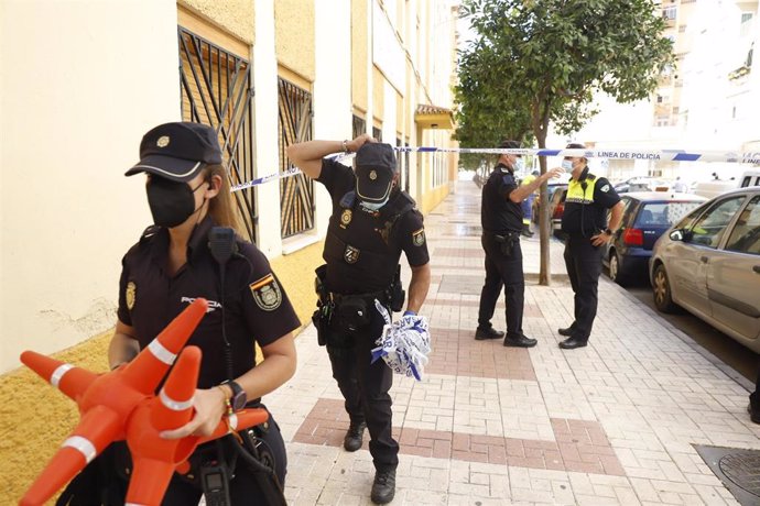 Una mujer de 46 años ha sido asesinada en plena calle en Málaga capital por arma de fuego, presuntamente por su pareja sentimental, que después se ha disparado a sí mismo, confirmándose también su fallecimiento.  15 de julio del 2021 en Málaga (Andalucí