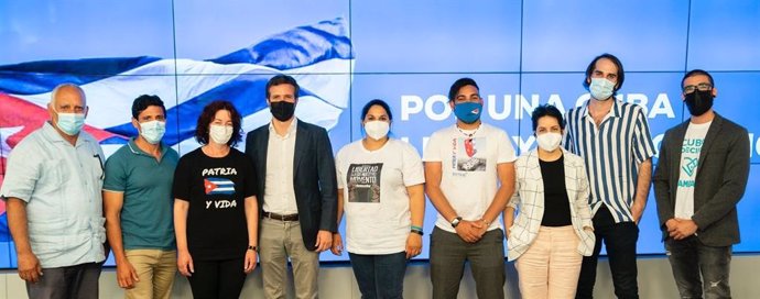 El presidente del PP, Pablo Casado, se reúne con representantes de la sociedad civil cubana en la sede del PP. En Madrid, a 15 de julio de 2021.