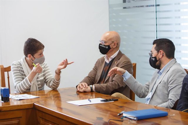 La cohesión territorial subvenciona la instalación de una cubierta en la parada del autobús escolar de Pueyo Archivo - El ministro de Cohesión Territorial Bernardo Ciriza (c) y el director general de Administración Local y Despoblación, Jesús Mari Rodríguez, se reúnen con la alcaldesa de Pueyo, María Rosario Guillén