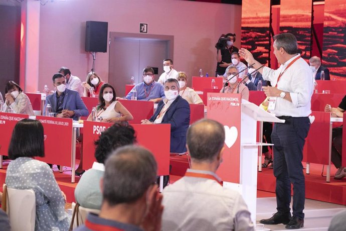 El candidato del PSOE-A a la Junta, Juan Espadas, interviene en el Comité Federal del PSOE ante el secretario general, Pedro Sánchez, el pasado 3 de julio de 2021 (Foto de archivo).