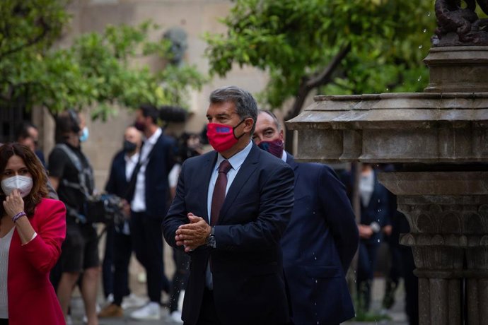 Archivo - La consellera de Presidencia de la Generalitat, Laura Vilagrá; el presidente de la Generalitat, Pere Aragons, y el presidente del FC Barcelona, Joan Laporta, junto a los integrantes del equipo femenino FC Barcelona, en el Palau de la Generali