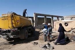 Archivo - Reparto de agua con un camión cisterna a refugiados sirios en Líbano